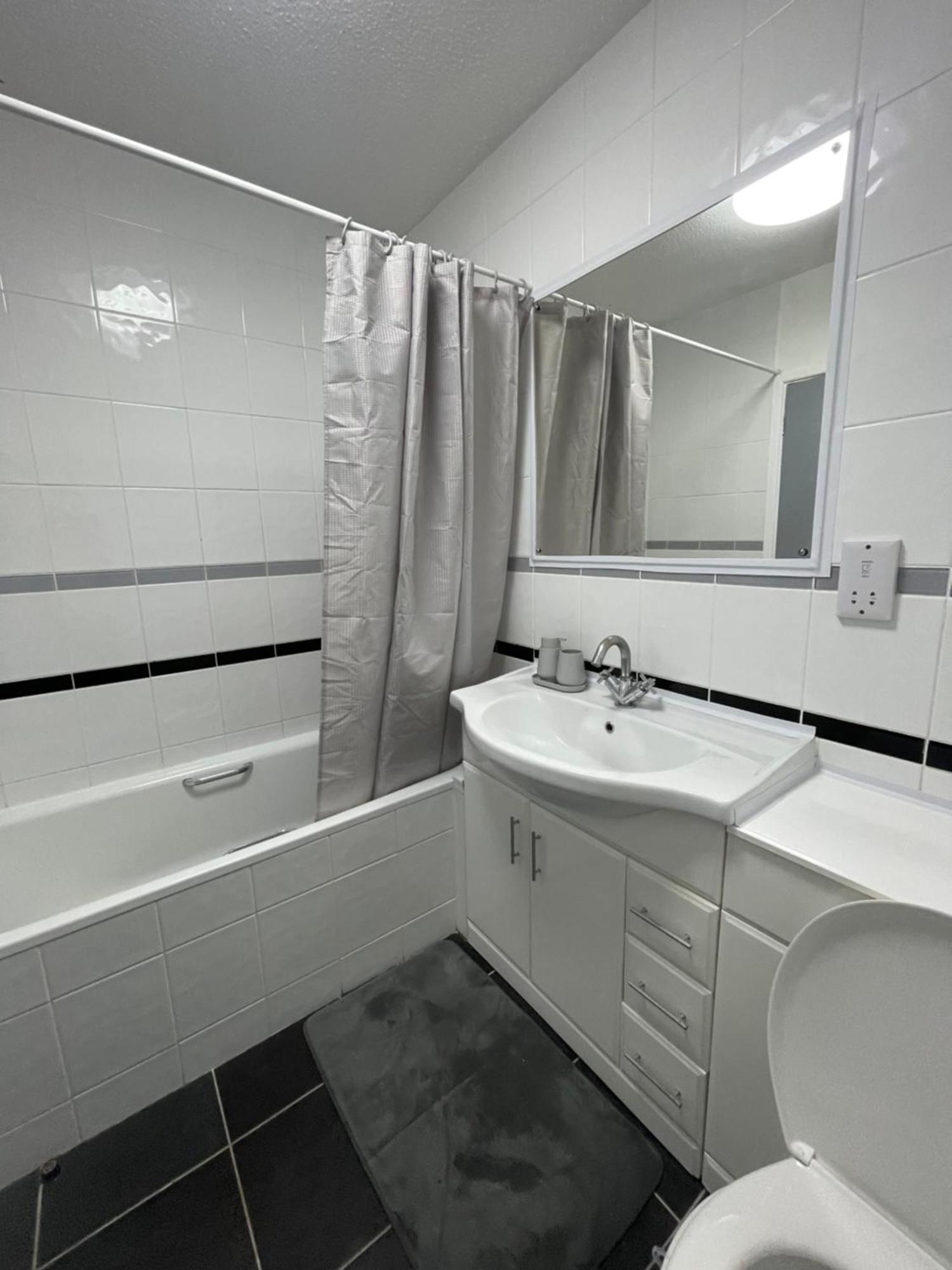 Cardiff Bay Apartment With Parking Екстериор снимка
